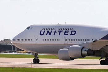 United Airlines, Passenger dragged off plane, Airport employees, Air travel HD wallpaper