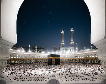 A breathtaking night view of pilgrims at the Kaaba in Masjid al-Haram, Makkah, Saudi Arabia. HD wallpaper