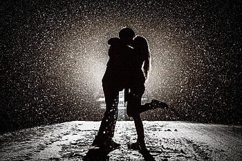 Couple Kissing in Snow, couple, kissing, snow, love HD wallpaper