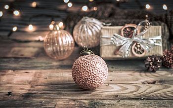 Beige Christmas ball, Happy New Year, Merry Christmas, garland, bokeh, Christmas background, Christmas decoration HD wallpaper