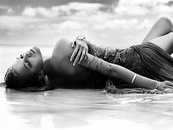 WHAT I FEEL, summer, black and white, beautiful, feel, woman, beach HD wallpaper
