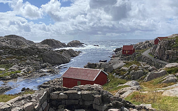 Coast of Norway, sea, huts, Norway, coast, clouds, rocks HD wallpaper