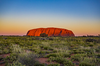 Uluru, Hundreds line up, Sacred, Australia HD wallpaper