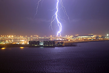 Lightning at Hong Kong Airport, Lightning, Honk Kong, Airports, Nature HD wallpaper