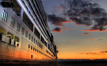 Sunset Cruise in R, karibic liner, sunset cruise, passenger ship, sunset, cruise ship HD wallpaper