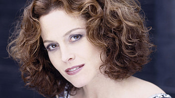 Sigourney Weaver, Movies icon, Hollywood legend, Actress glamour HD wallpaper