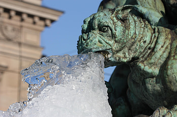 Ice Age in Paris , paris, water sprinkler, notre dame, ice, gargoyle HD wallpaper