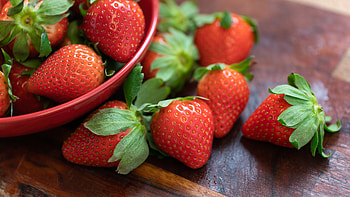 Strawberry, fresh and ripe fruits HD wallpaper