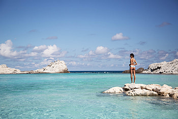 Unknown Model, sea, model, rocks, beach, woman, babe, lady, water, ocean HD wallpaper