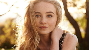 Sabrina Carpenter, Outdoor smile, U HD wallpaper