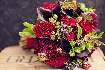 Bouquet, blackberry, style, natural, black, roses, arrangement, taste, beauty, red, fruit HD wallpaper