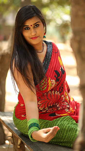 Mahathi, telugu actress, model saree lover HD phone wallpaper