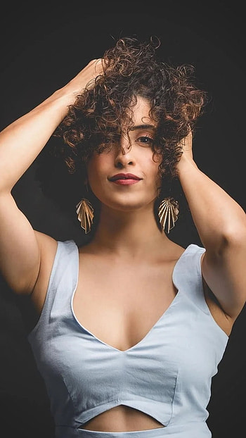 Sanya Malhotra, Sanya Malhotra Bollywood Actress HD phone wallpaper
