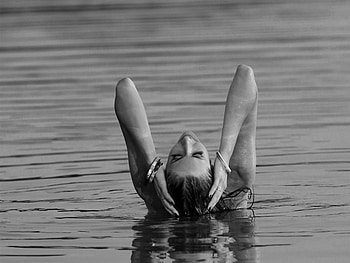 A Perfect Place, sea, summer, black and white, beautiful, relax, woman HD wallpaper