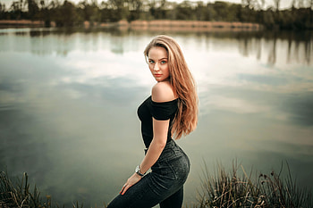 Blonde posing in her Blue Jeans, model, water, blonde, jeans HD wallpaper