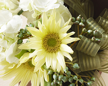 Romantic Bouquet, decoration, bouquet, yellow, beautiful, flowers, romantic, greens HD wallpaper