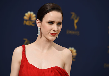 Rachel Brosnahan, Earrings, Celebrity, Actress, American, Brunette, Lipstick HD wallpaper