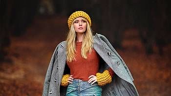 Girl Model Carla Monaco Is Wearing Brown Tops Blue Jeans And Yellow Woolen Knitted Cap Girls HD wallpaper
