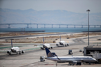 San Francisco International Airport, Close busiest runway HD wallpaper