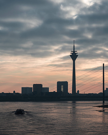 Dusseldorf skyline, Beliebte shopping metropole, Direkt am Rhein, Vibrant city life HD phone wallpaper