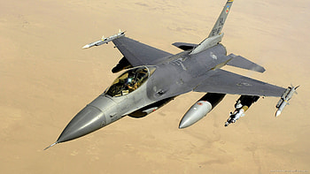 F-16 Fighting Falcon Over The Desert HD wallpaper