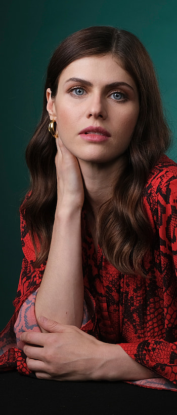 Alexandra Daddario, Celebrity icon, Movie star, Famous actress HD phone wallpaper
