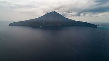 Krakatoa Island, Family vacation, Young explorer, Travel destination HD wallpaper