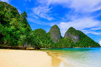 Wayag Beach, island, sea, sand, paradise, beautiful, beach, summer, limestone rocks, clouds, trees, Indonesia HD wallpaper