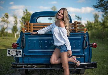 Back Forty, cowgirls, pickup, blondes, studebaker, ranch HD wallpaper