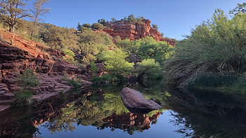 Oak Creek, Sedona, Arizona, reflections, trees, sky, water, rocks, forest, stones HD wallpaper