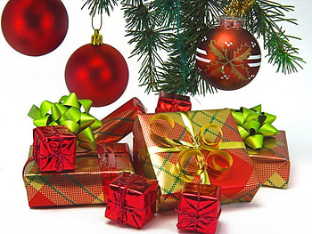 Christmas gifts, holiday, christmas, red, ribbons, gifts, balls, new year HD wallpaper