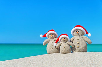 Hello from the tropics :), sea, Sand, snowmen, beautiful, greetings, christmas, funny, Tropics, hats HD wallpaper