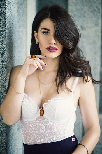 Elegant portrait of a brunette woman with jewelry and fashionable attire. HD phone wallpaper