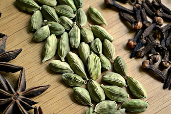 Essential facts about cardamom, Spice insights, Culinary secrets, Flavorful knowledge HD wallpaper