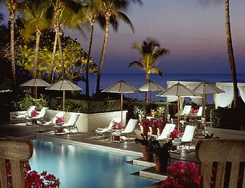 Lovely evening poolside, umbrella, towels, trees, chaise lounges, pool, flowers, ligh, evening HD wallpaper