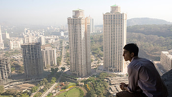 Slumdog Millionaire, Inspirational rags-to-riches, Mumbai backdrop, Heartfelt drama HD wallpaper