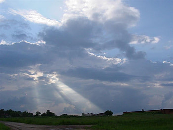 Beams of sunlight, whitesunlight, lage gray cloud, bright beams HD wallpaper