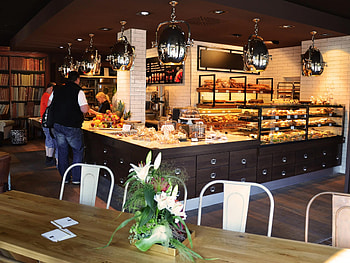 Cosy Karlsruher cafe, Intimate atmosphere, Coffee culture, Specialty desserts HD wallpaper