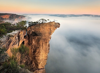 austialia outback, mist, sunlight, cliffs, trees, shrubs, rocks HD wallpaper