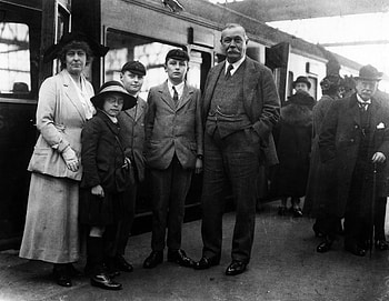 Arthur Conan Doyle, master storyteller, The Arthur Conan Doyle Encyclopedia HD wallpaper
