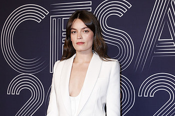 Cesar Awards, Emma Mackey tribute, Rising star, British actress HD wallpaper