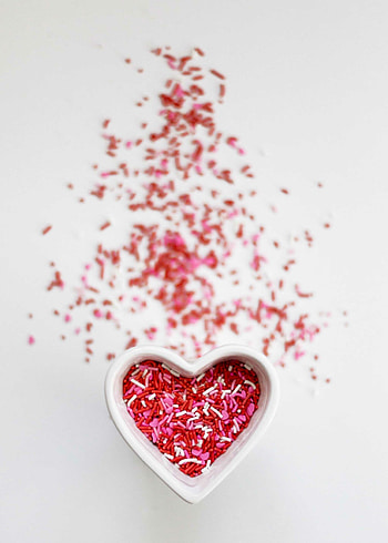 Cute Valentine's Day, Adorable ry, Love-filled atmosphere, Heartwarming HD phone wallpaper