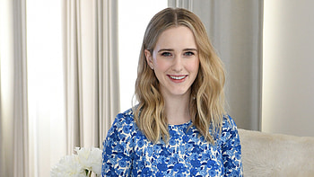 Rachel Brosnahan, Blonde actress, Smiling, Actress HD wallpaper
