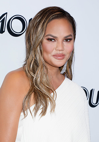 Chrissy Teigen, Bullying backlash, Complete timeline, Empowering story HD phone wallpaper