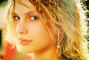 Green eyes, beautiful girl, look into my eyes, blonde, curly hair, eyes, cute, beauty, earrings, stare, lips, hair, lovely HD wallpaper