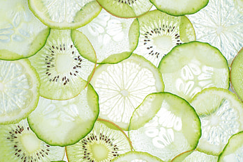 Kiwifruits, slices, close up HD wallpaper