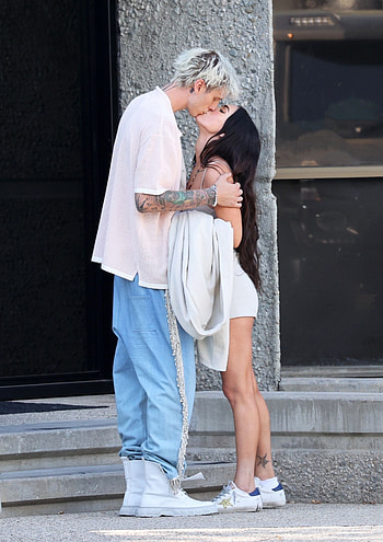 Megan Fox, Machine Gun Kelly, Making Out HD phone wallpaper