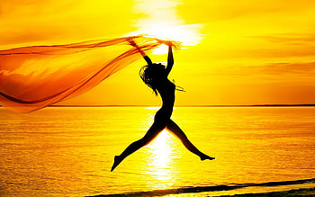 Jump in the sun, sea, sky, girl, humor, jump, silhouette, sunset, beach HD wallpaper