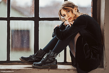 Girl Sitting Door , girls, model HD wallpaper