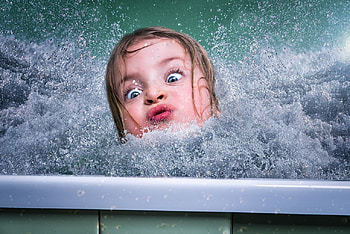 Just a wave in the bath, summer wave water girl copil, bath, john wilhelm, copil, summer, funny, water, child, vara, wave HD wallpaper